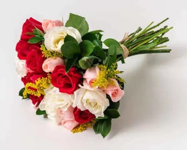 Buquê com 24 rosas de três cores, pronto para entrega